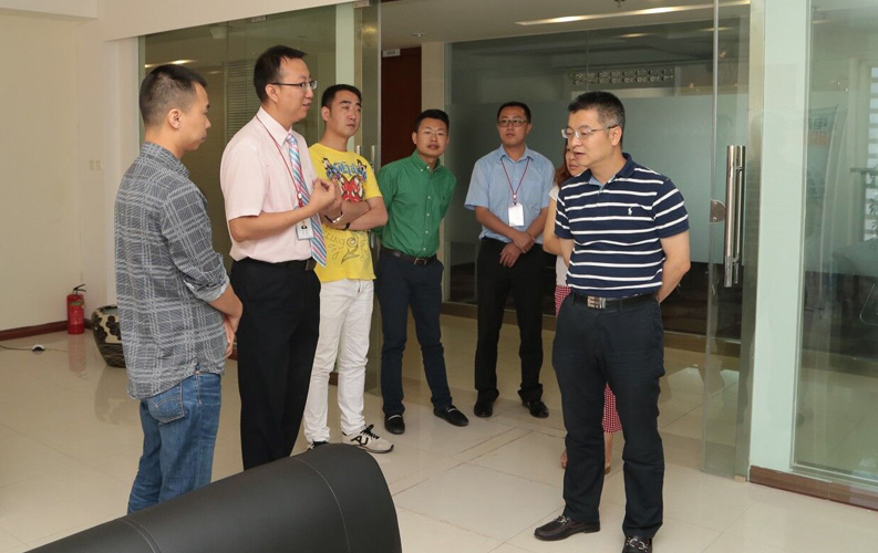 重慶市渝北區(qū)人民政府相關(guān)領(lǐng)導(dǎo)蒞臨云南天度集團(tuán)考察，雙方將于近日簽訂投資合同，天度集團(tuán)將在重慶投資設(shè)立控股子公司-重慶天度網(wǎng)絡(luò)信息技術(shù)有限公司，并建立200人規(guī)模的專業(yè)技術(shù)研發(fā)基地，此后將大大增強(qiáng)天度技術(shù)研發(fā)實(shí)力和公司綜合優(yōu)勢(shì)